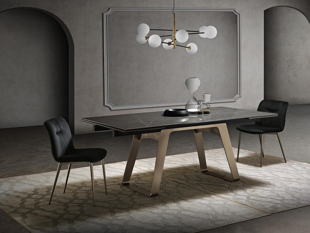 Tavoli — arredo in esposizione